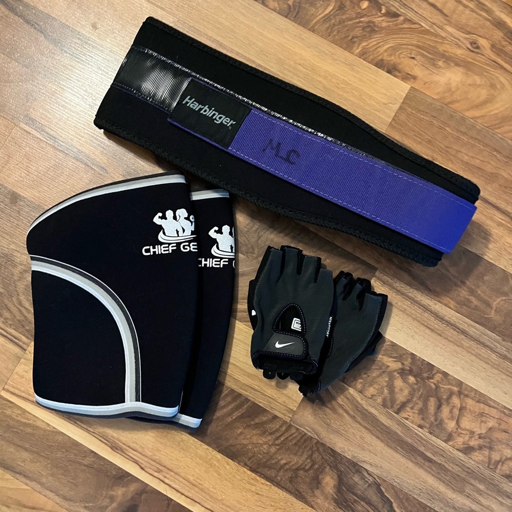 CrossFit Harbinger Weightlifting Belt, Chief Gear Knee Sleeves & Nike Gloves Lot